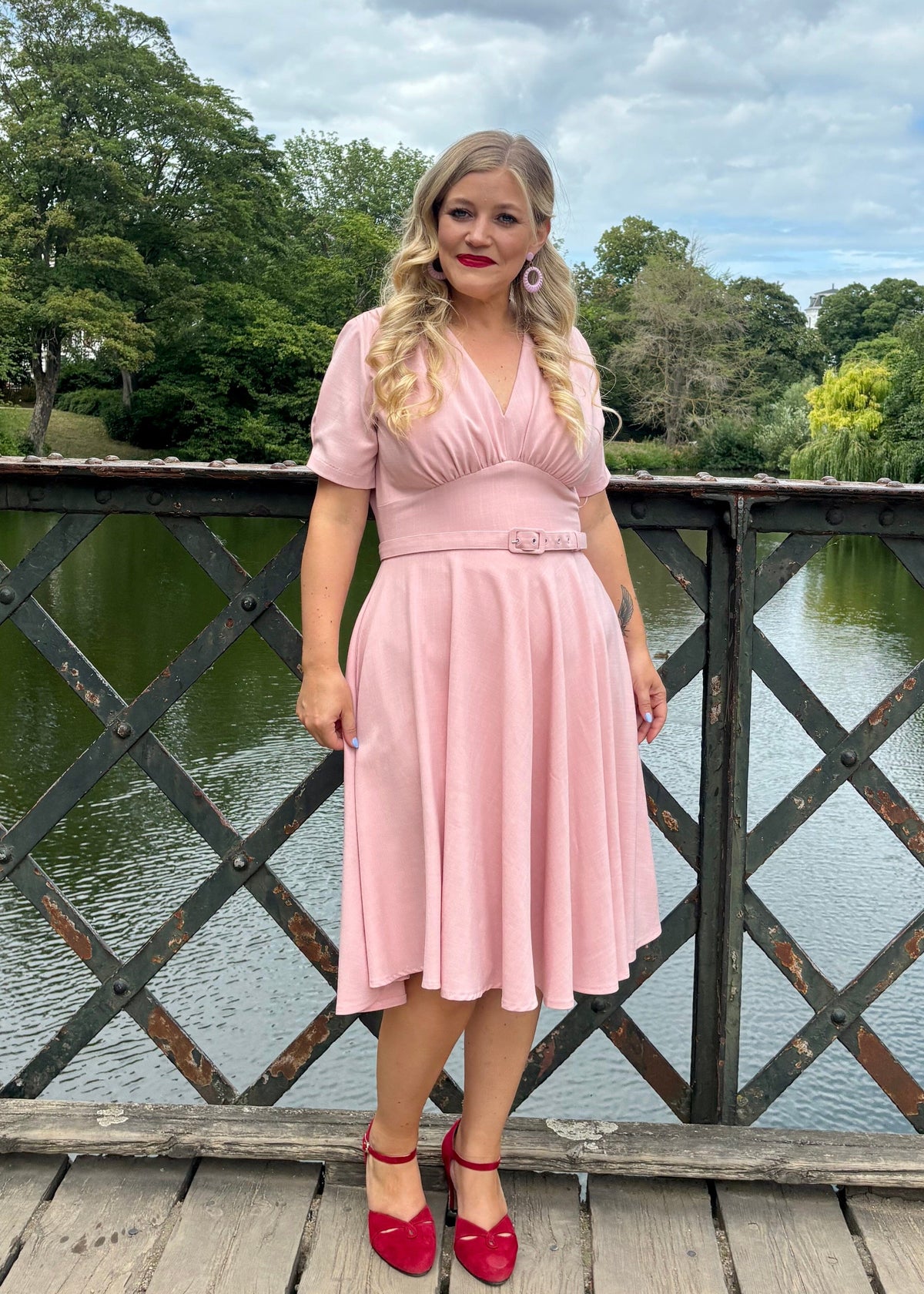 Marilyn swingkjole med korte ærmer - lys rosa swing kjole Daisy Dapper 