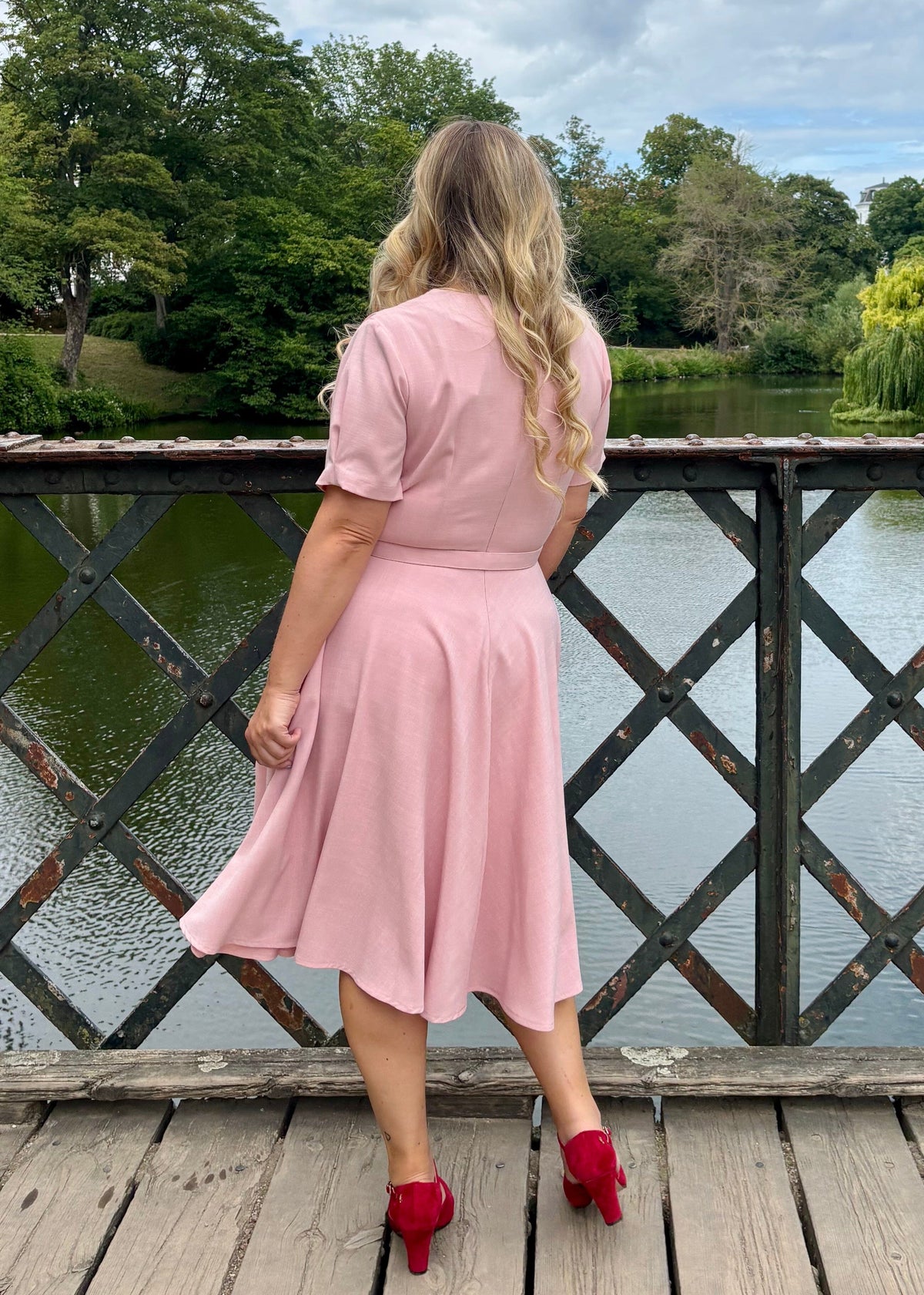 Marilyn swingkjole med korte ærmer - lys rosa swing kjole Daisy Dapper 