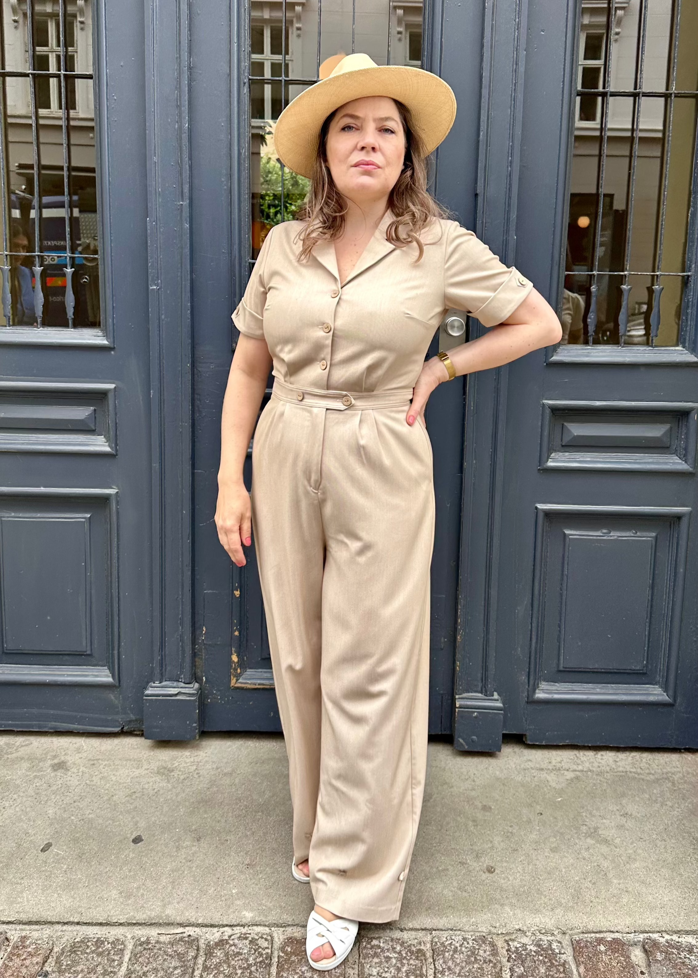 Maxine buksedragt med korte ærmer i beige sand buksedragter Daisy Dapper 