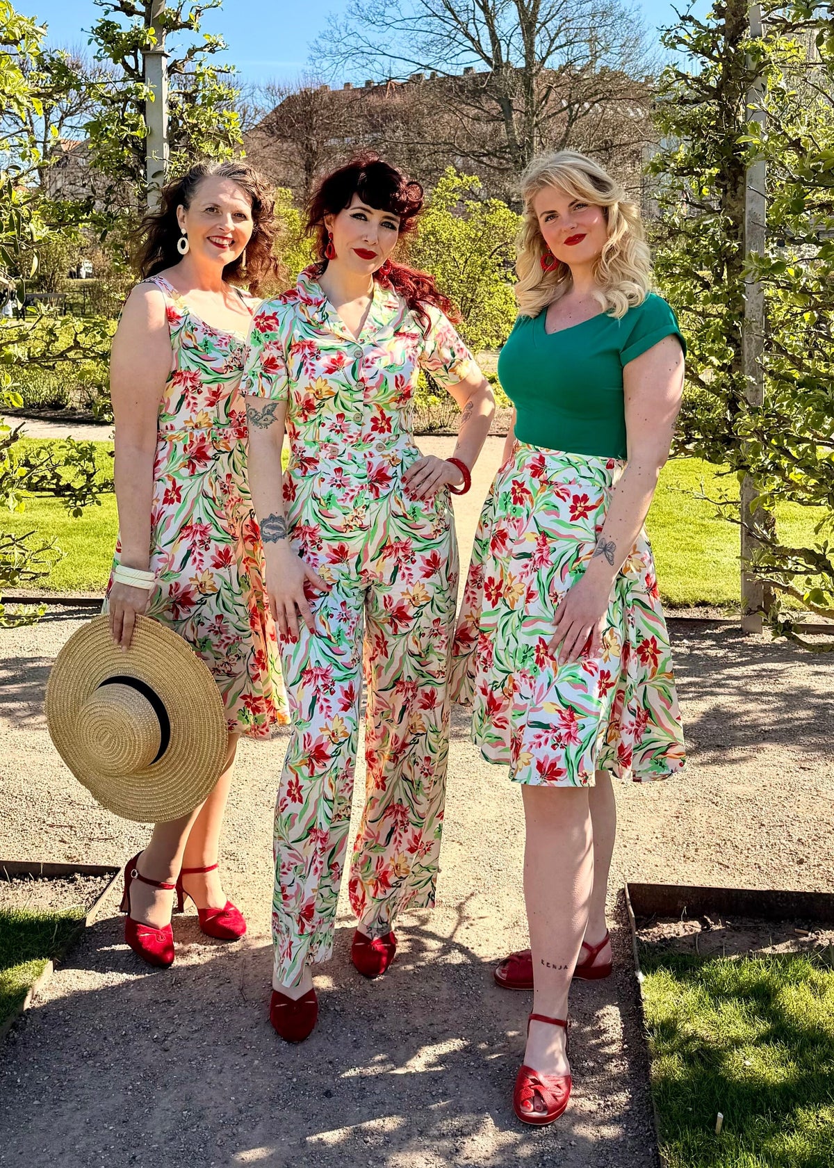 Maxine buksedragt med korte ærmer - multi floral buksedragt Daisy Dapper 