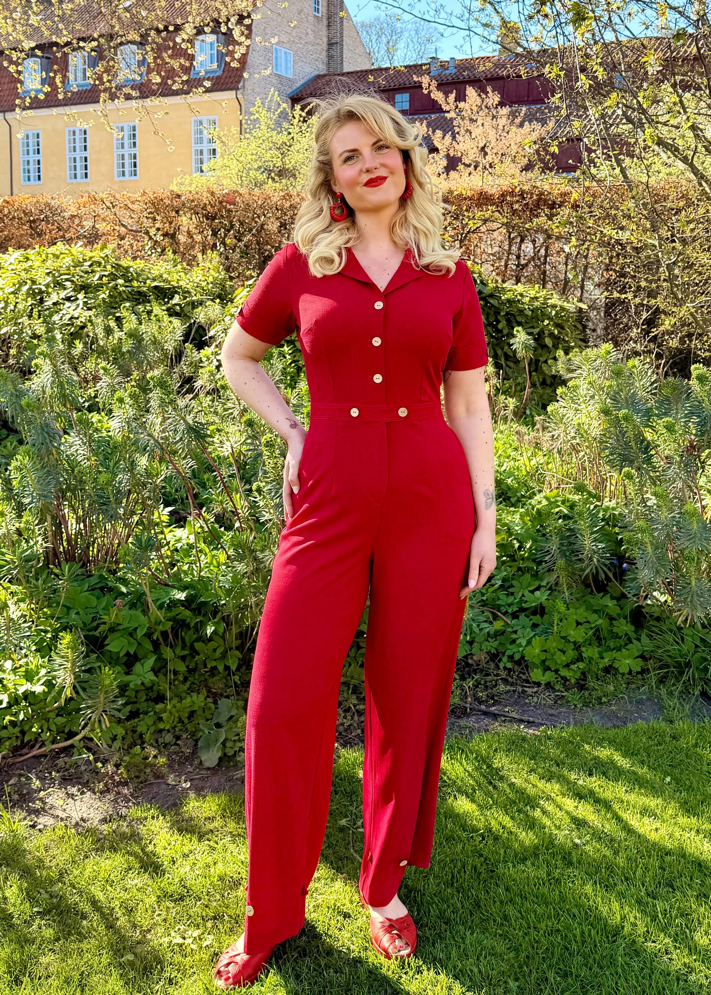 Maxine buksedragt med korte ærmer - rød linen buksedragt Daisy Dapper 