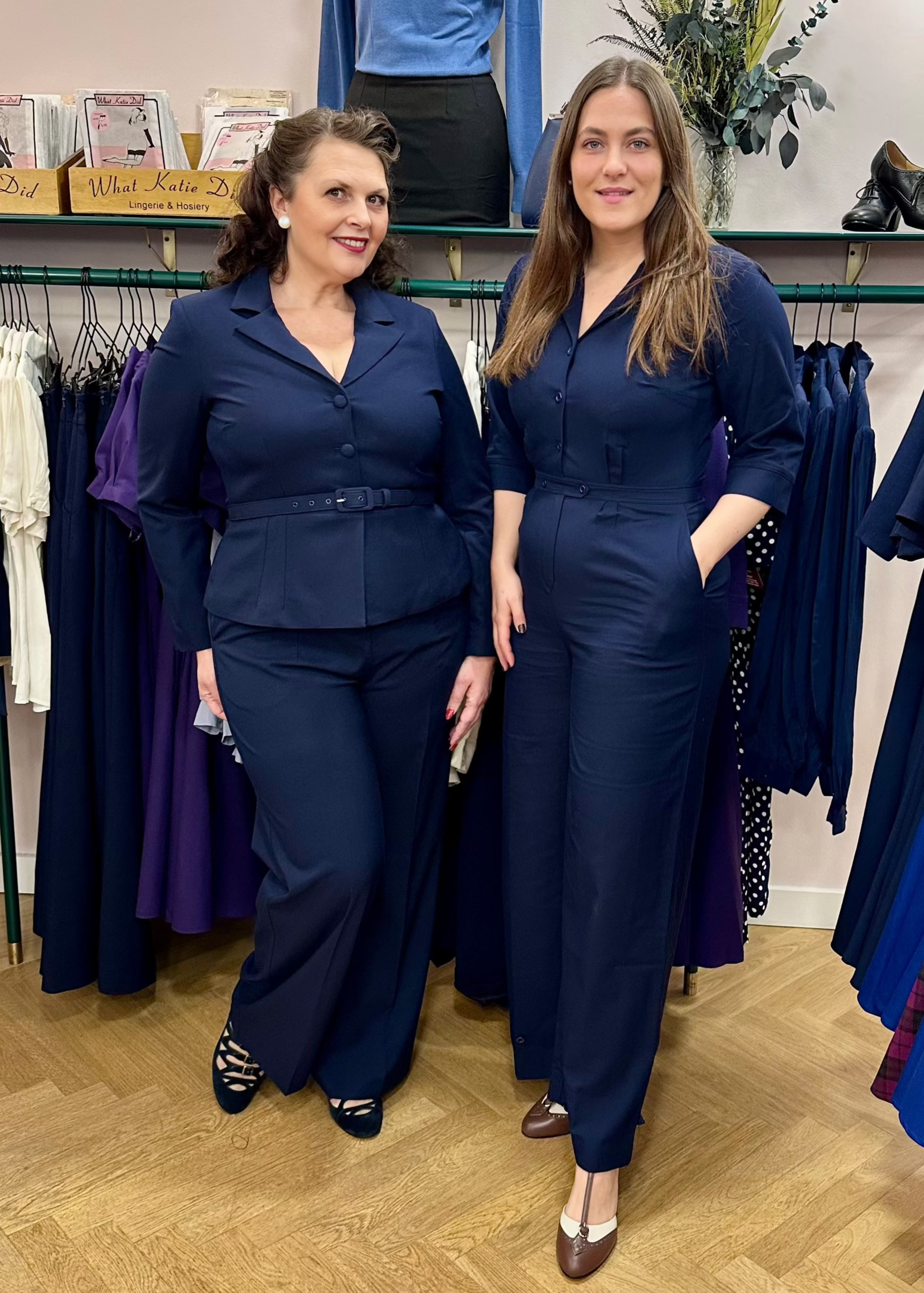Maxine buksedragt med lange ærmer i navy buksedragt Daisy Dapper 