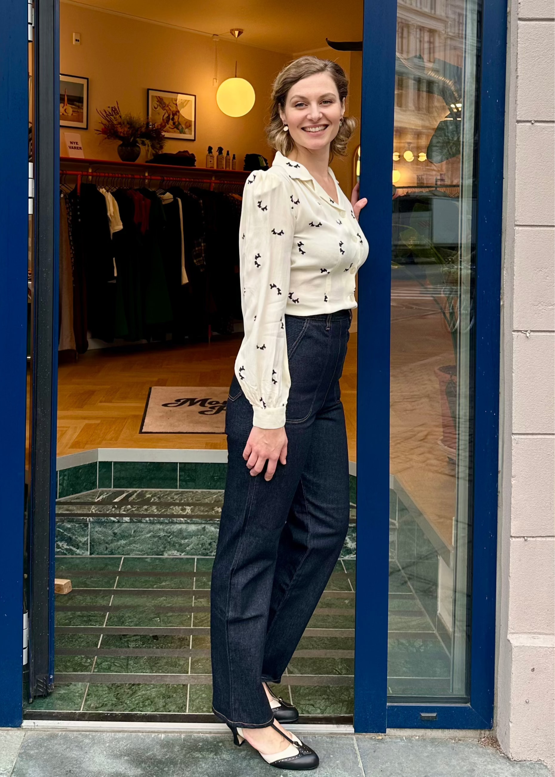 Poppy vintage stils skjortebluse hvid med hundeprint langærmet skjorte Seamstress Of Bloomsbury 