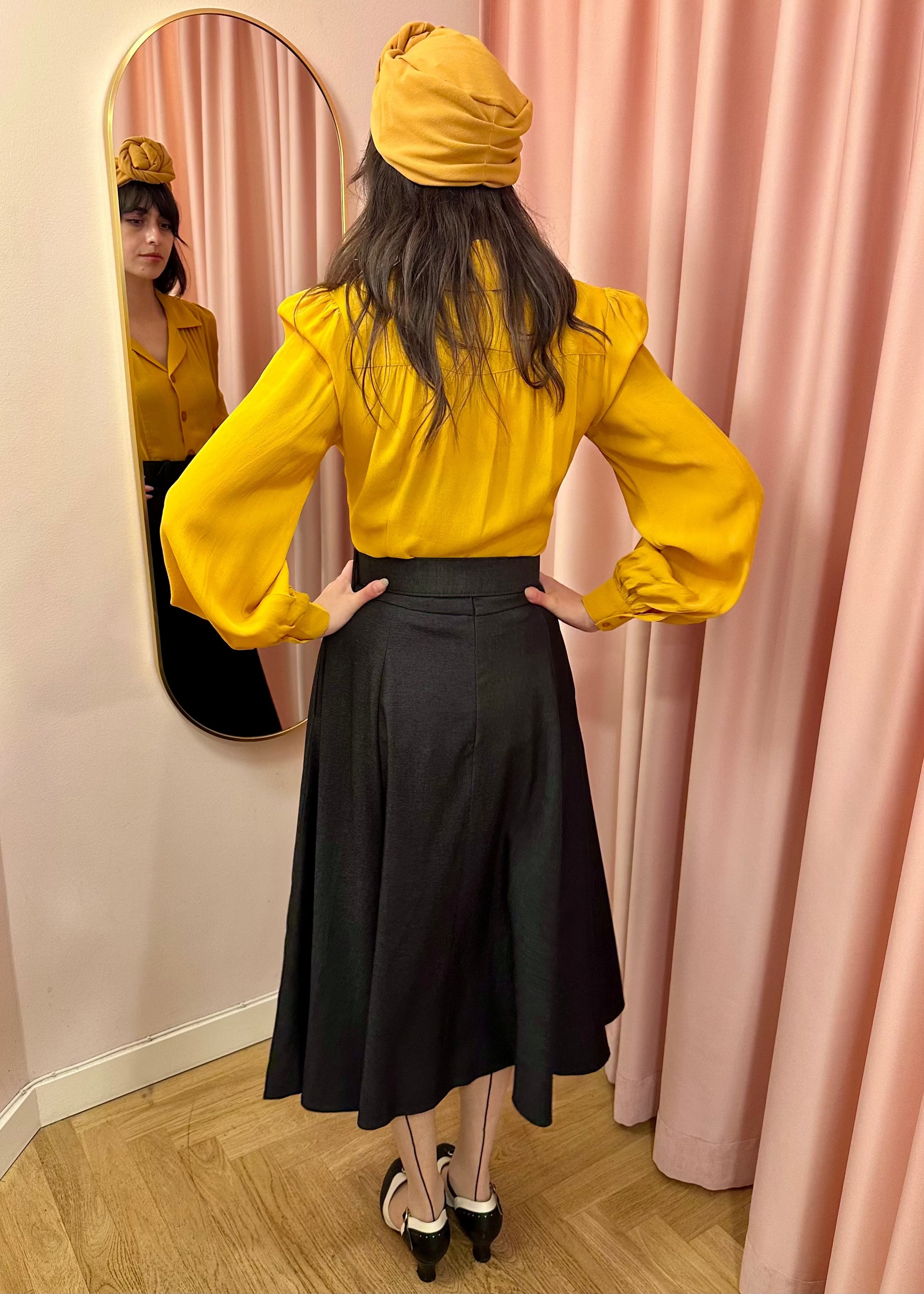 Poppy vintage stils skjortebluse i mustard langærmet skjorte Seamstress Of Bloomsbury 