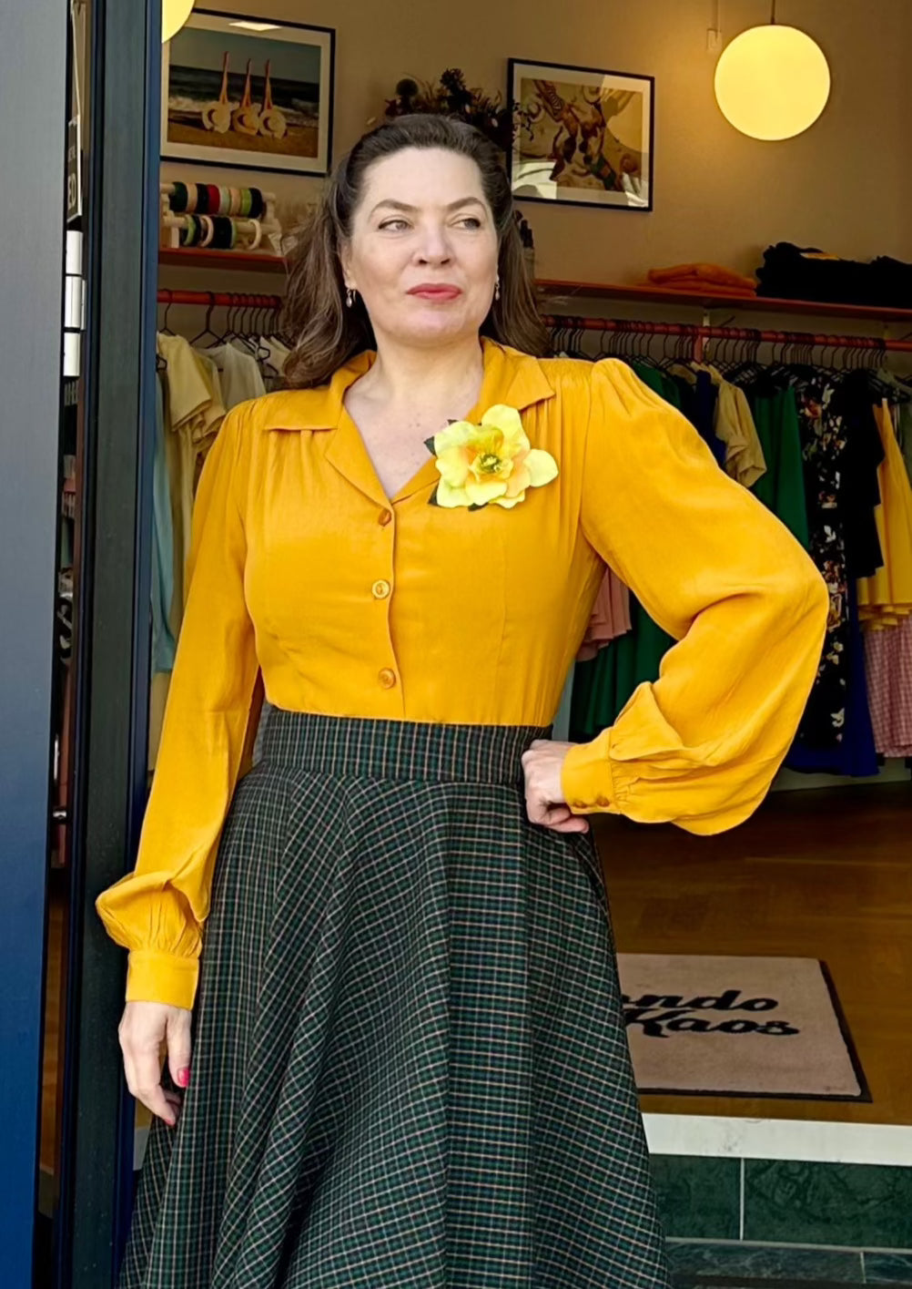 Poppy vintage stils skjortebluse i mustard langærmet skjorte Seamstress Of Bloomsbury 