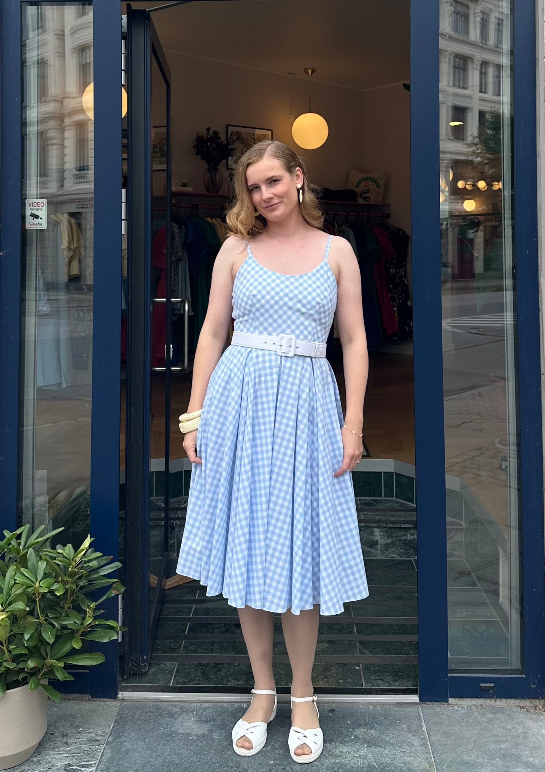 Priscilla swingkjole i blå gingham tern Kjoler Pretty Dress Company 