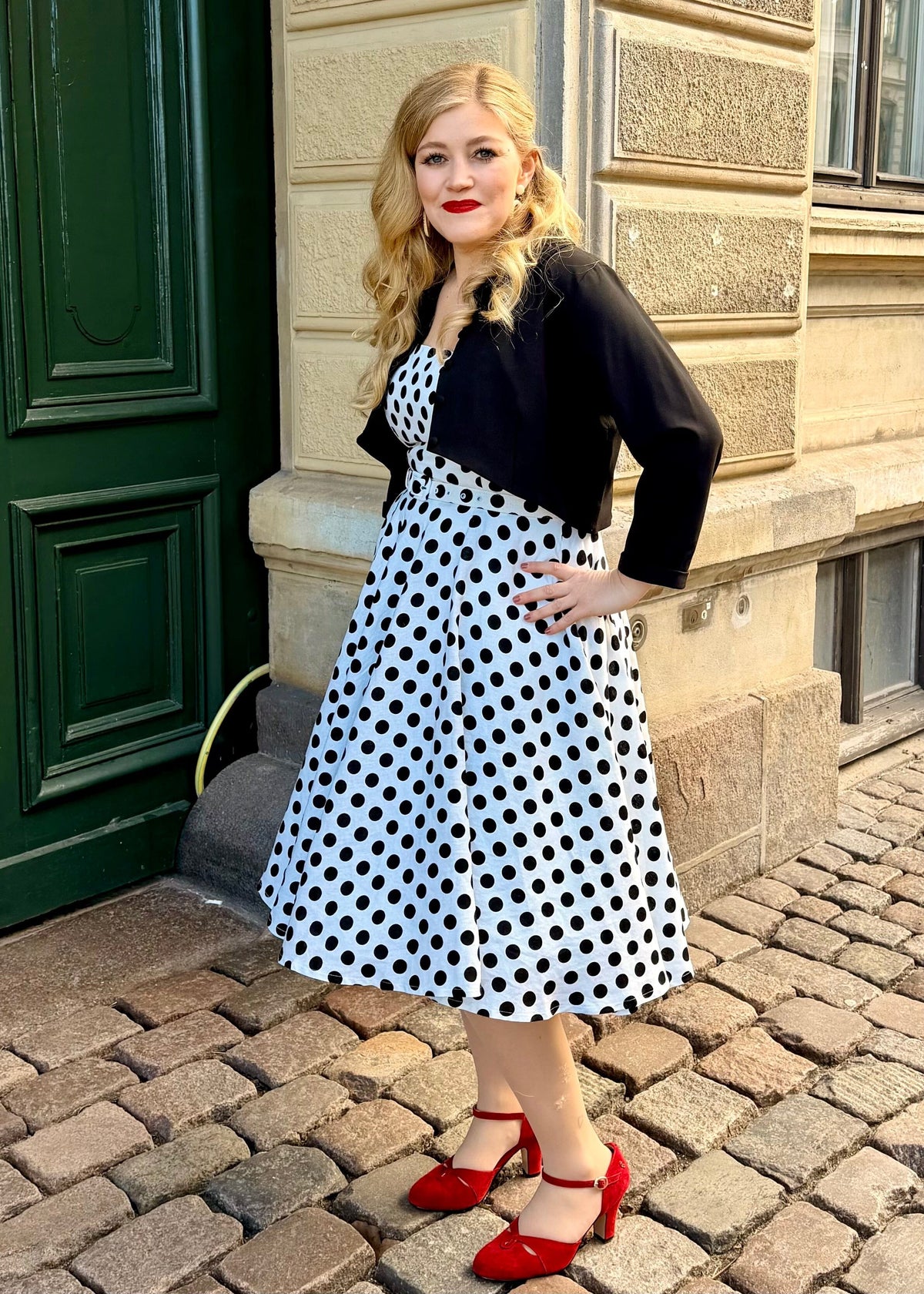 Rosie swingkjole med brede stropper - hvid med sorte prikker swing kjole Daisy Dapper 