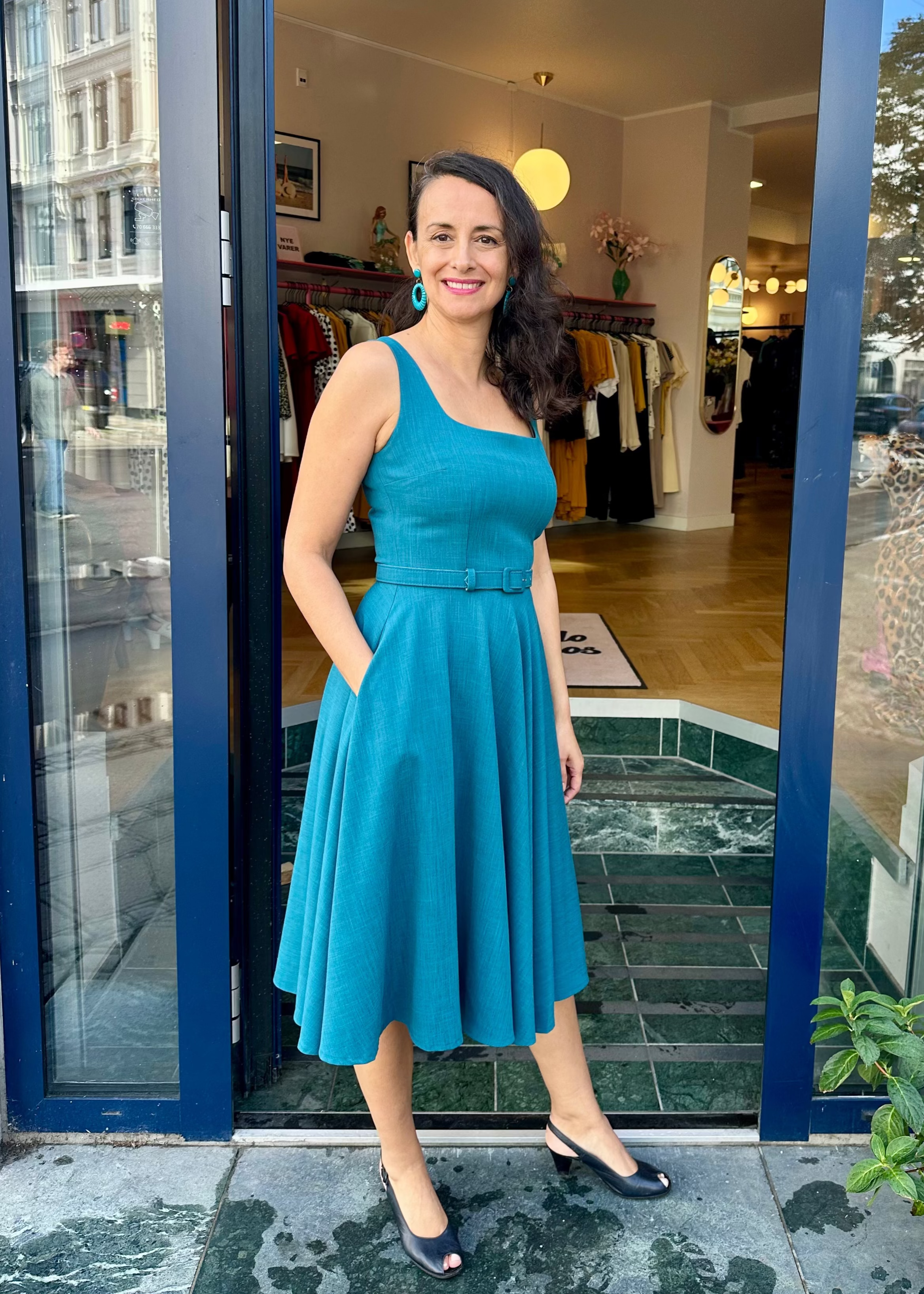 Rosie swingkjole med brede stropper i teal blå Kjoler Daisy Dapper 