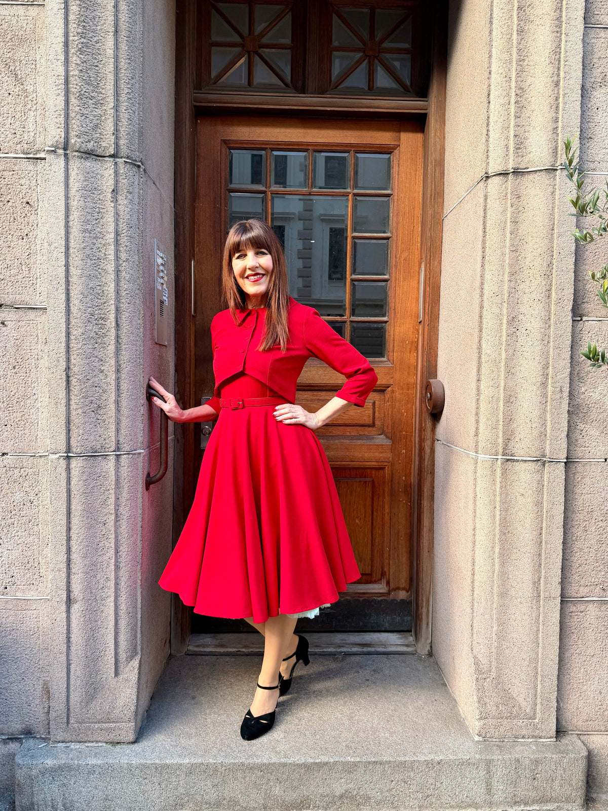 Rosie swingkjole med brede stropper - rød swing kjole Daisy Dapper 