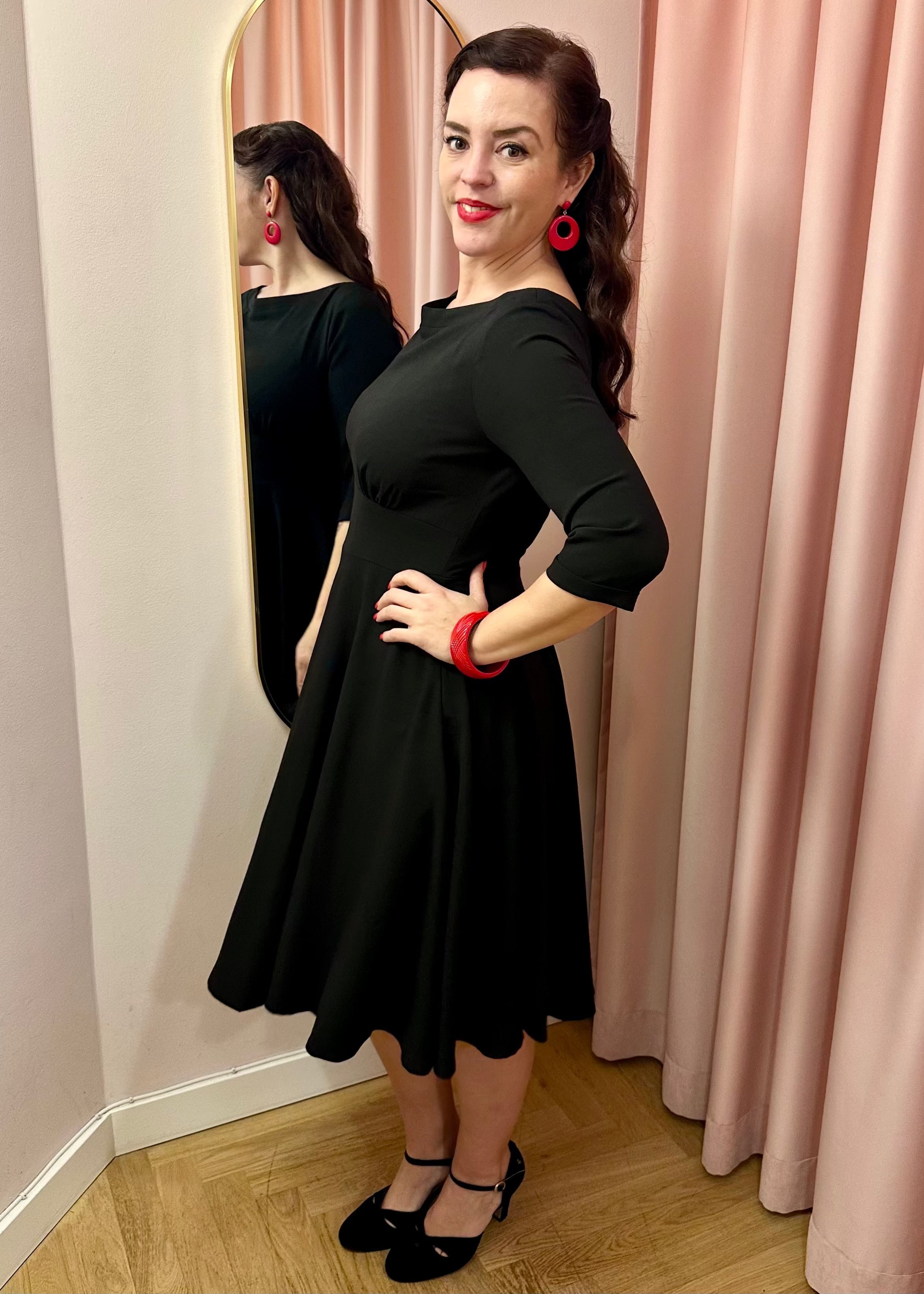 Ruby boatneck swingkjole med 3/4 ærmer - sort swing kjole Daisy Dapper 