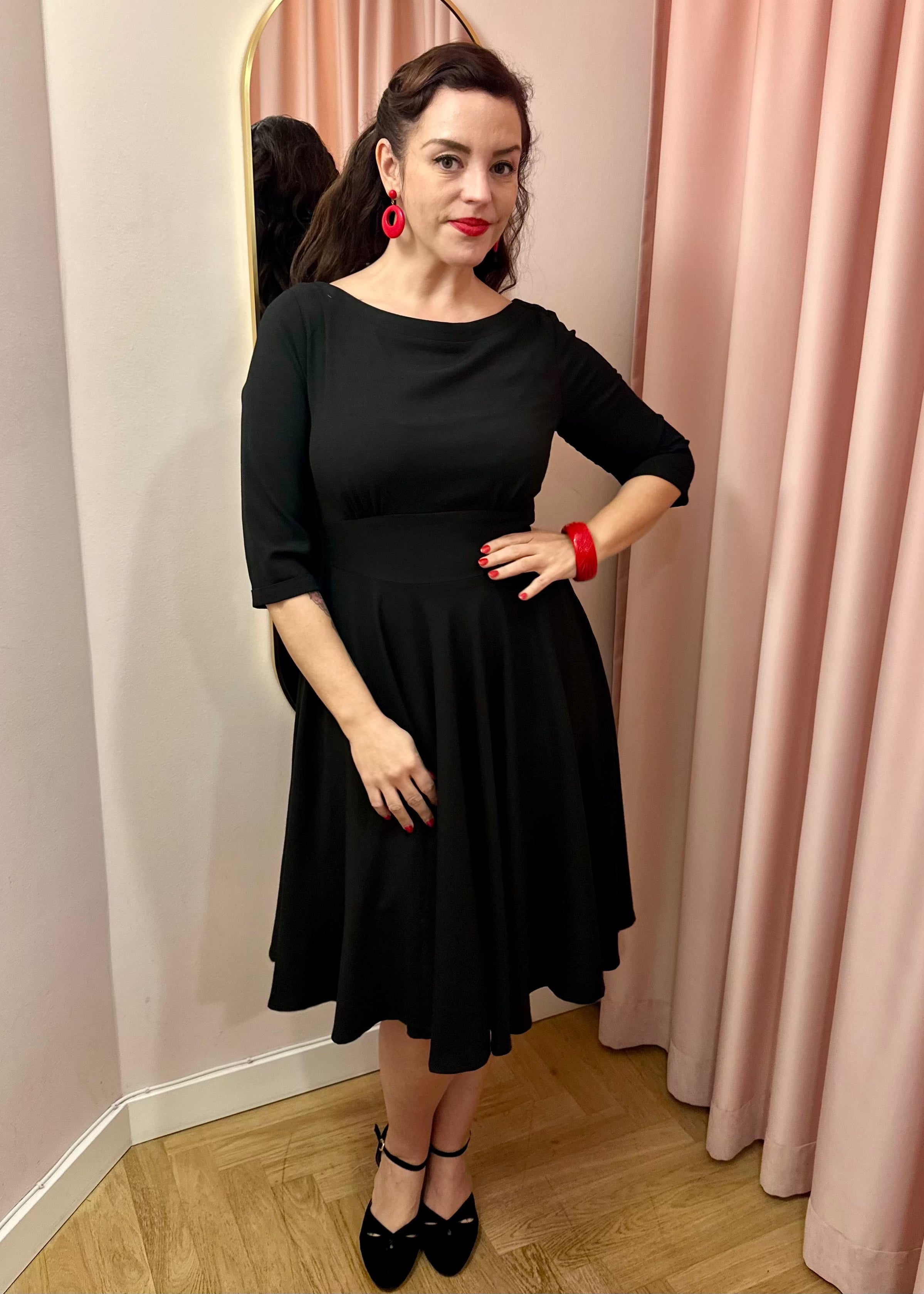 Ruby boatneck swingkjole med 3/4 ærmer - sort swing kjole Daisy Dapper 