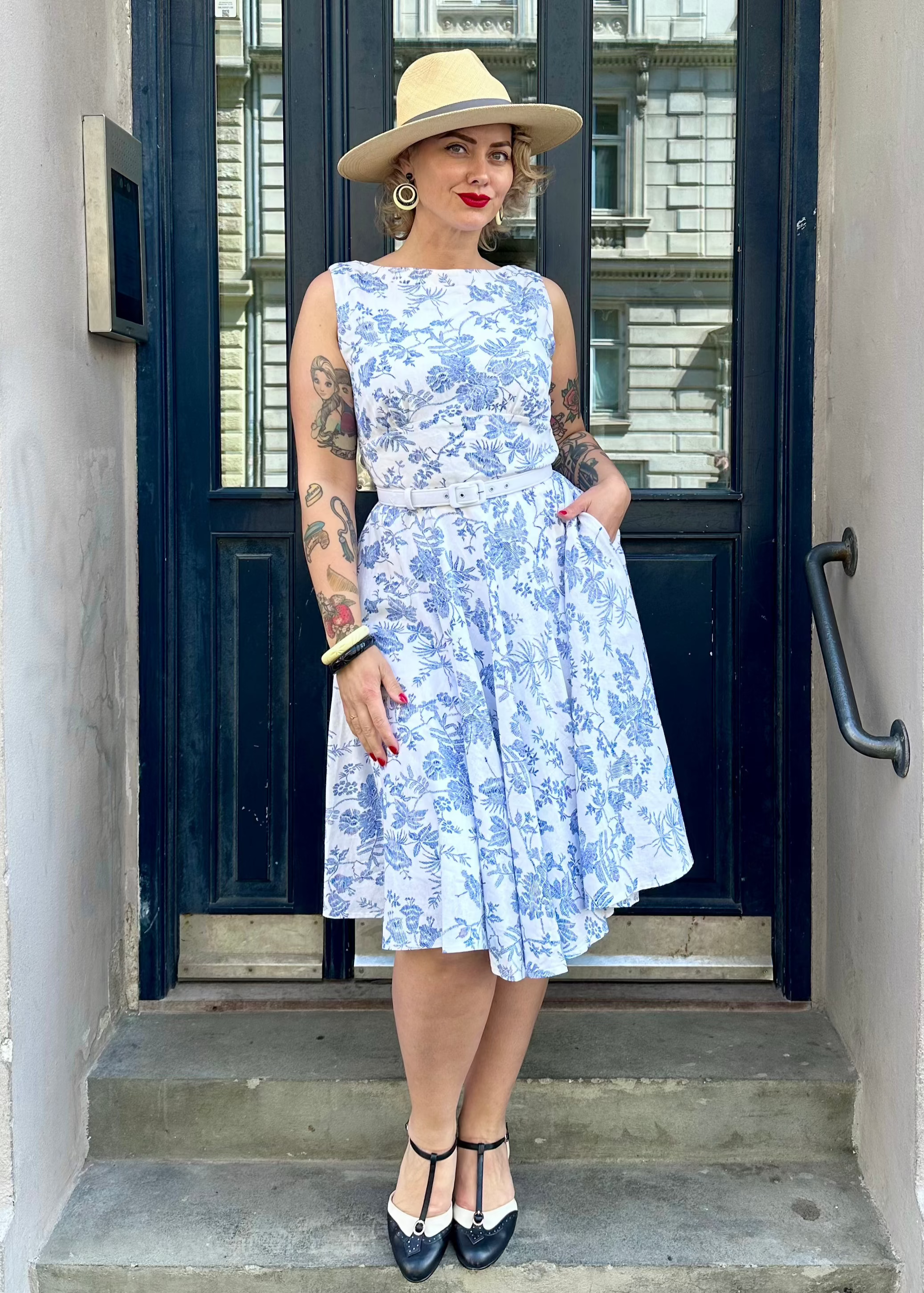 Ruby swingkjole sleeveless i hvid med blå blomster Mondo Kaos 