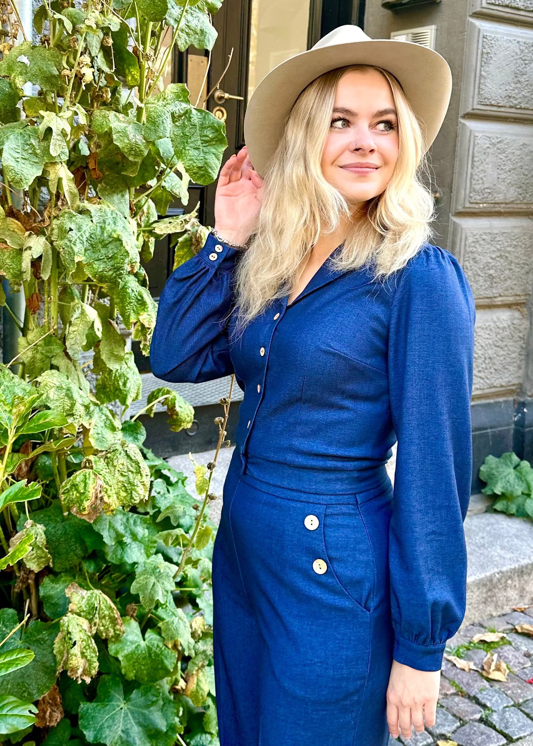 Sally højtaljede bukser med knapper i blå denim-look bukser Daisy Dapper 