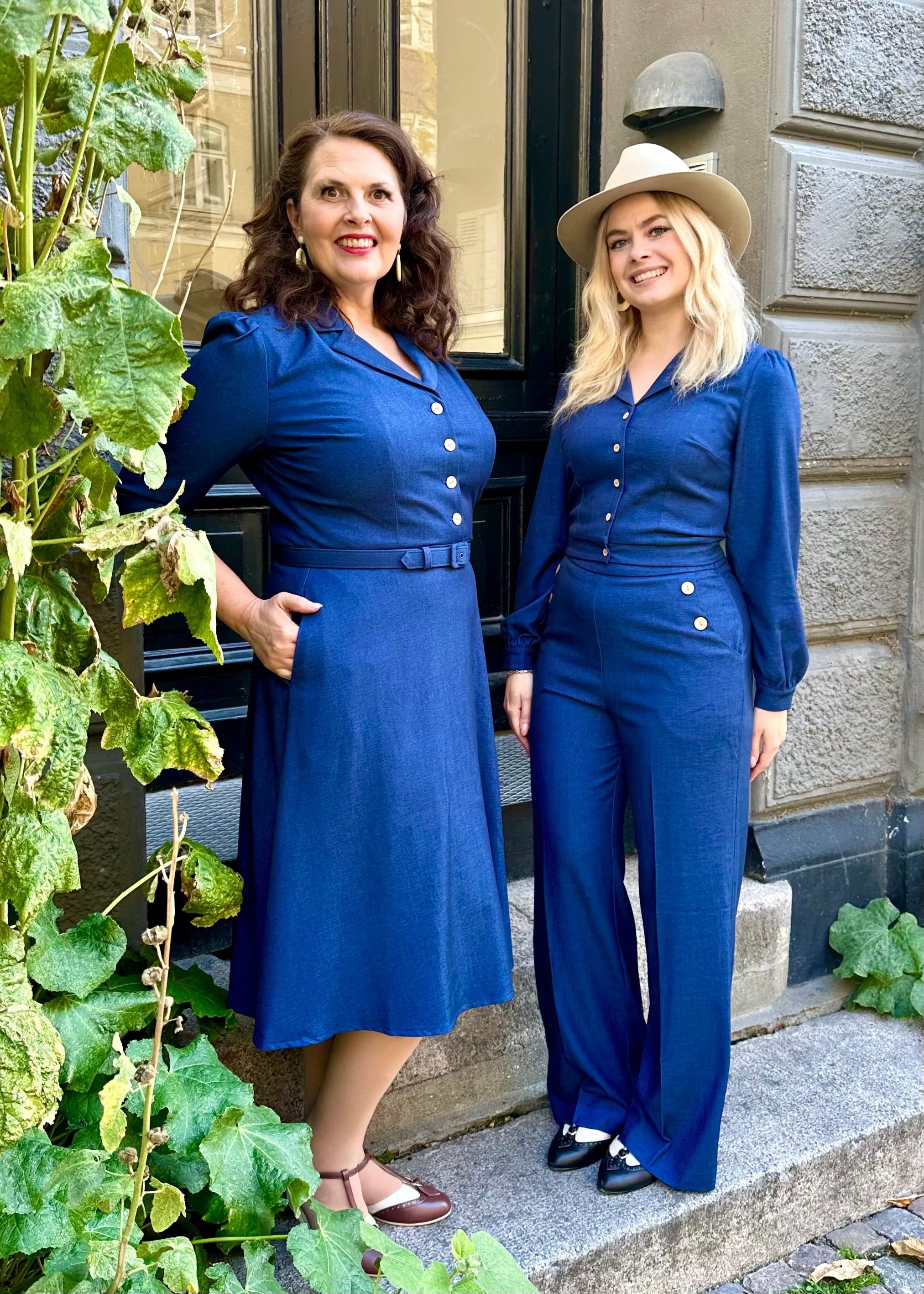 Sally højtaljede bukser med knapper i blå denim-look bukser Daisy Dapper 