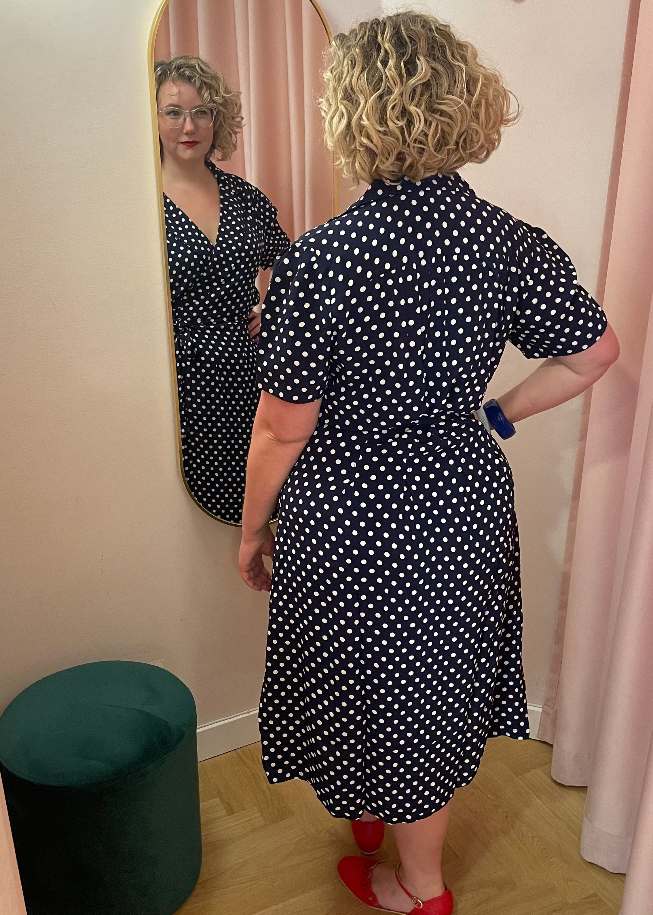 Slåom kjole i blå med prikker toej Seamstress Of Bloomsbury 