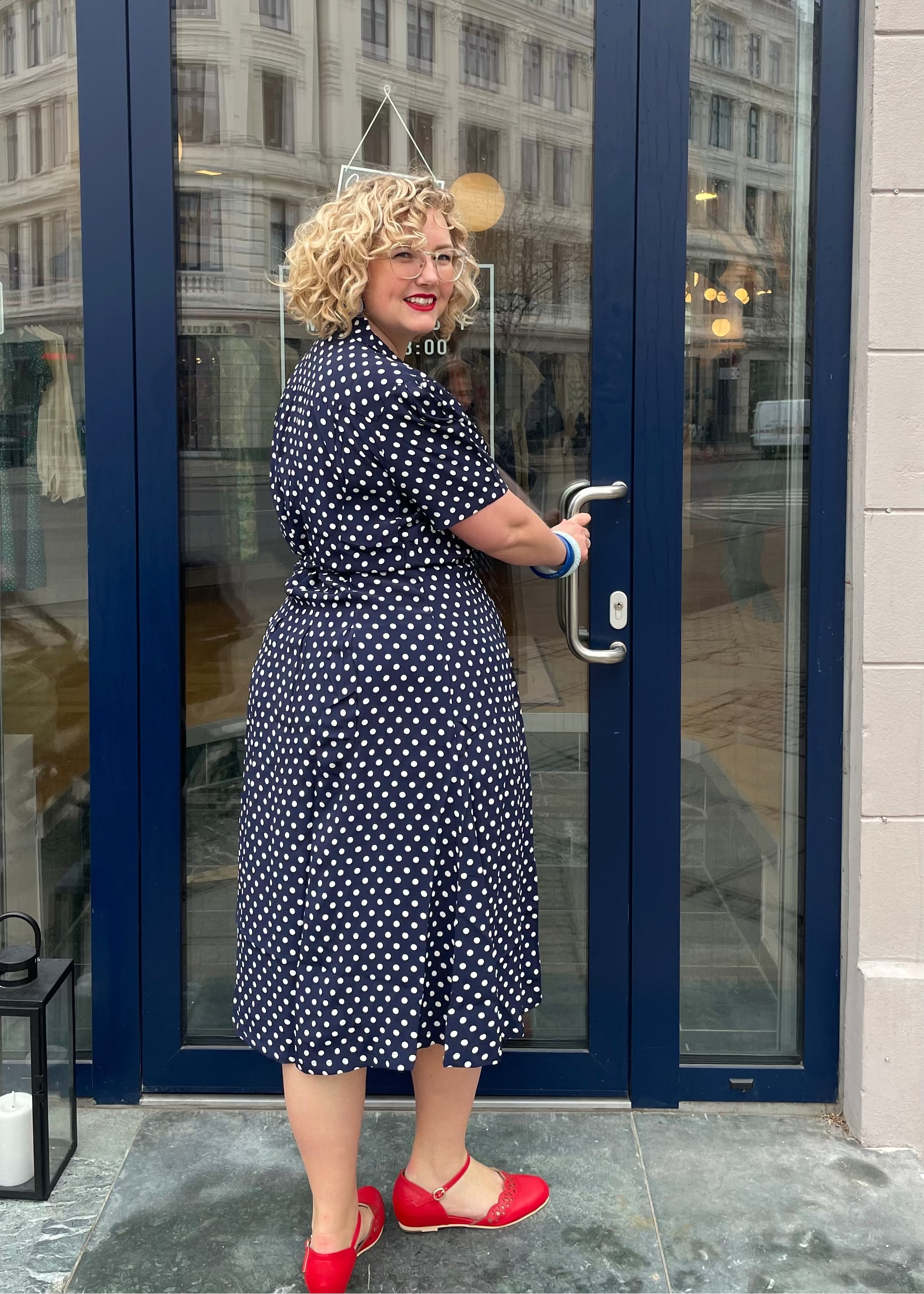 Slåom kjole i blå med prikker toej Seamstress Of Bloomsbury 