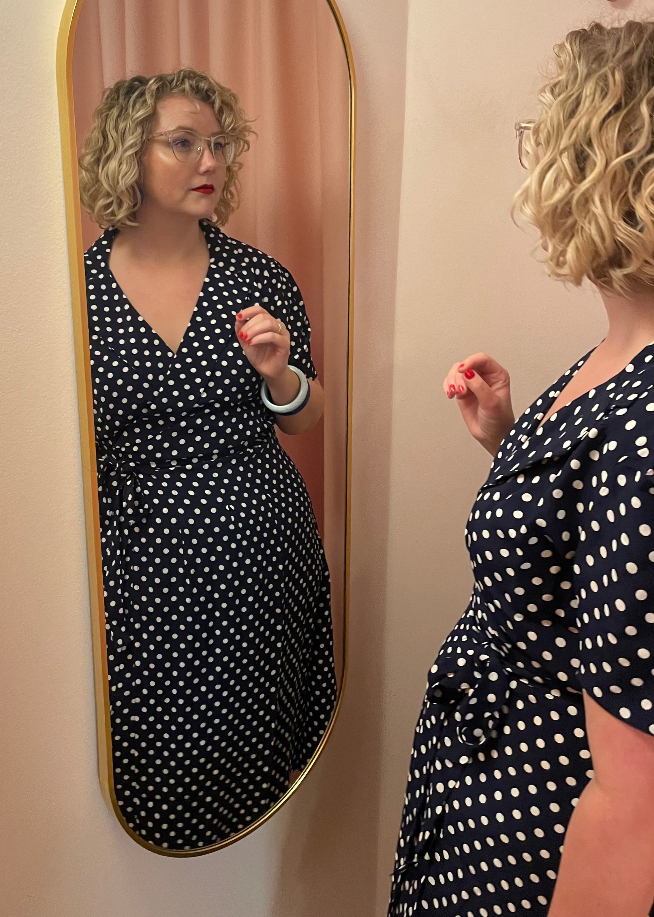 Slåom kjole i blå med prikker toej Seamstress Of Bloomsbury 