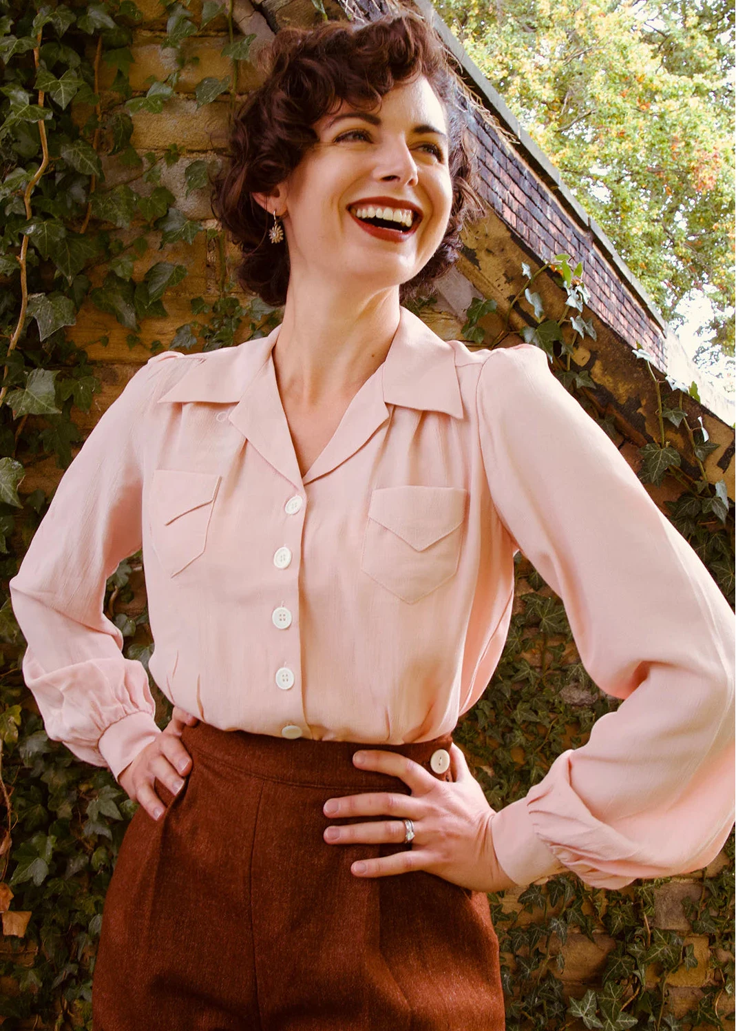 Sweetheart vintage stils skjortebluse i rosa blush langærmet skjorte House of Foxy 