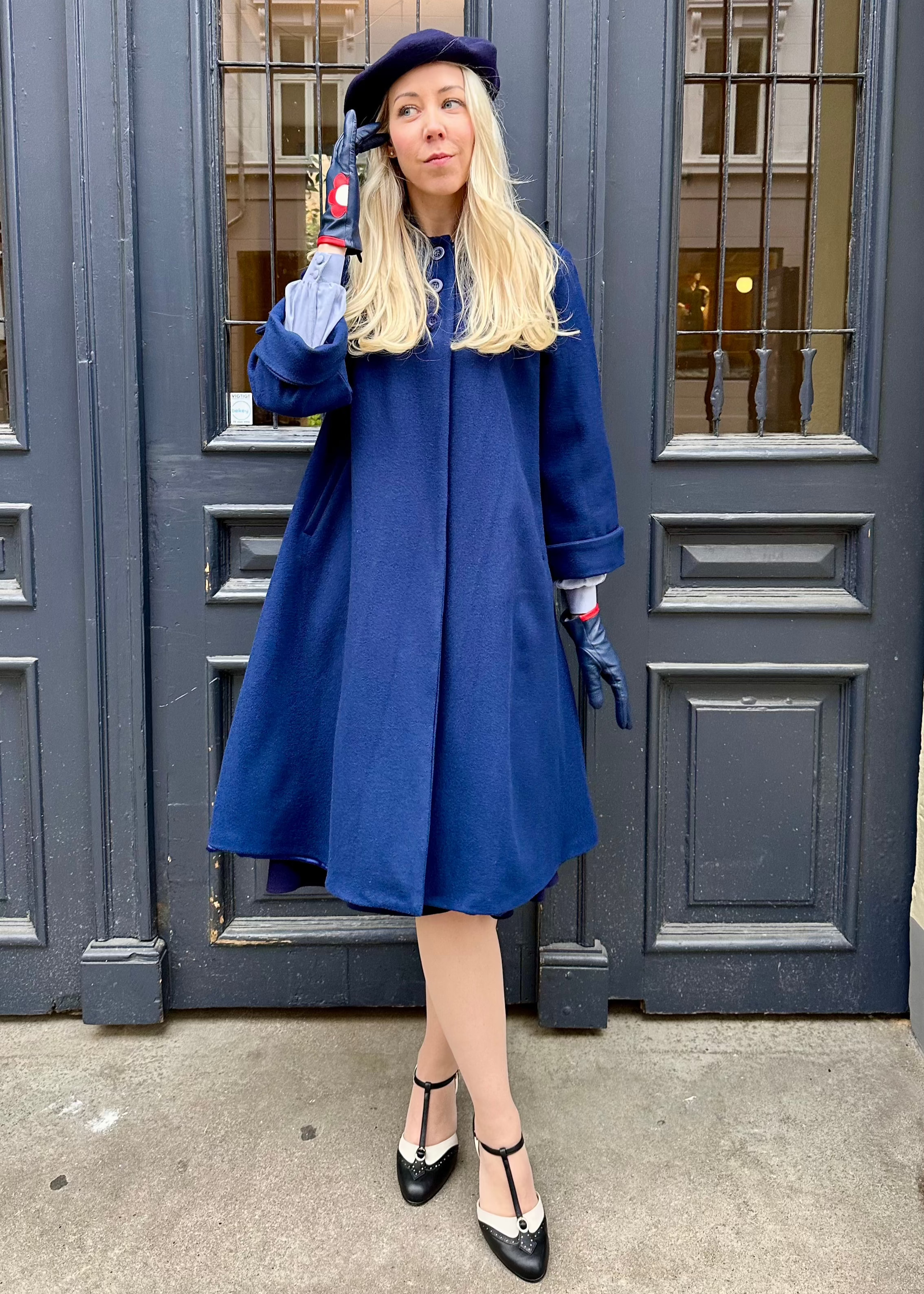 Swing frakke i navy uld frakke Seamstress Of Bloomsbury 