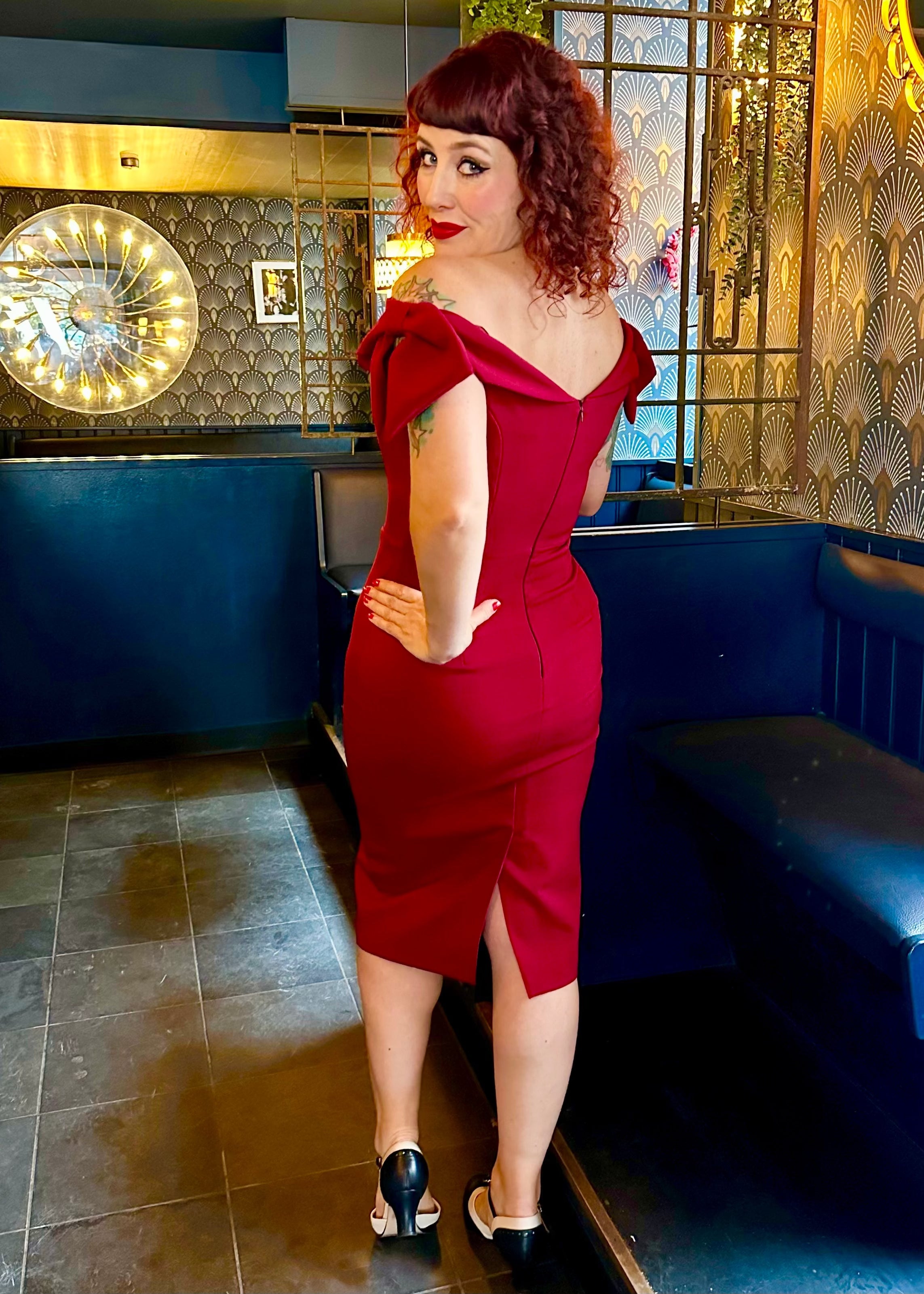 Tilly pencil kjole i Bordeaux swing kjole Pretty Dress Company 