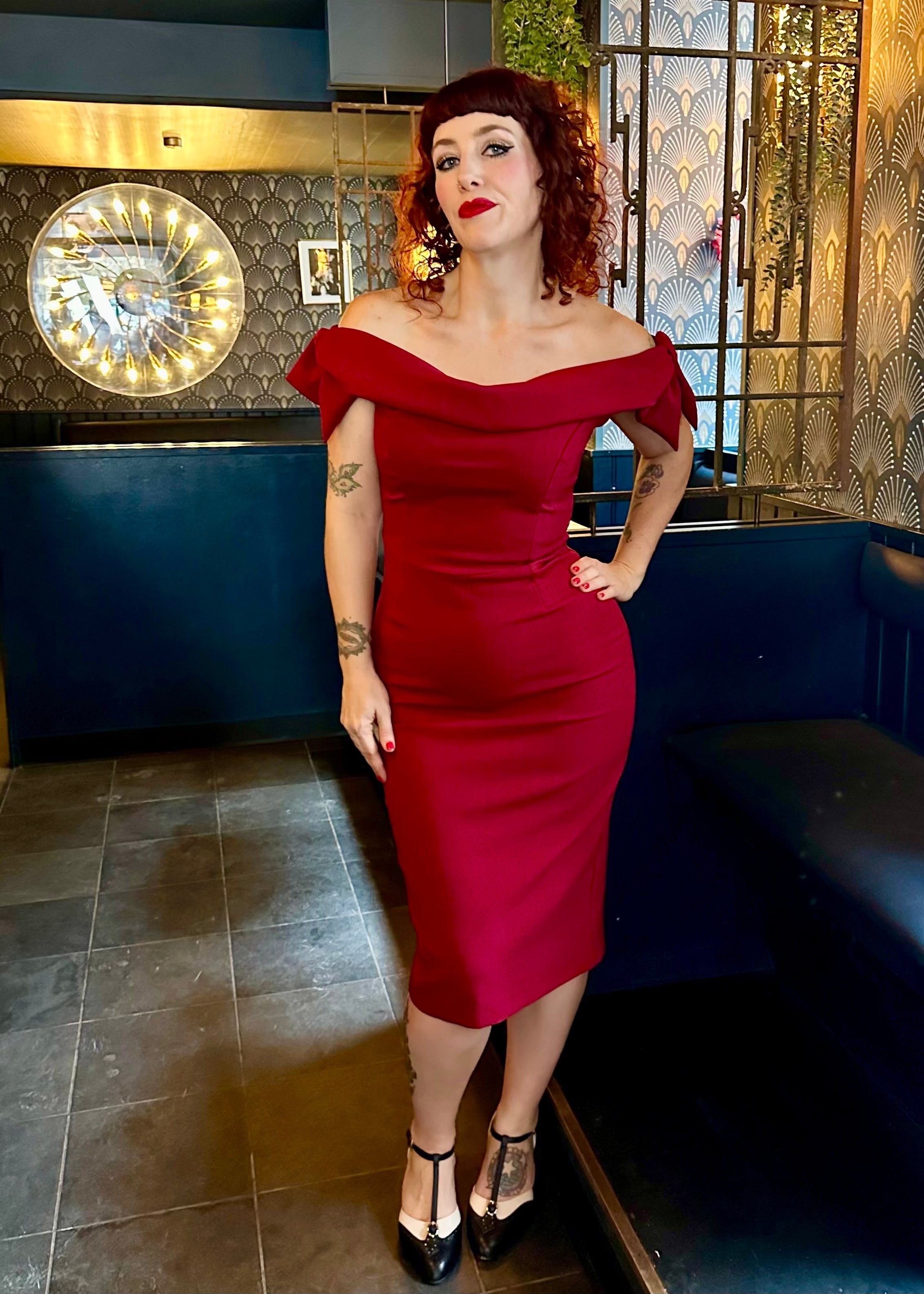 Tilly pencil kjole i Bordeaux swing kjole Pretty Dress Company 