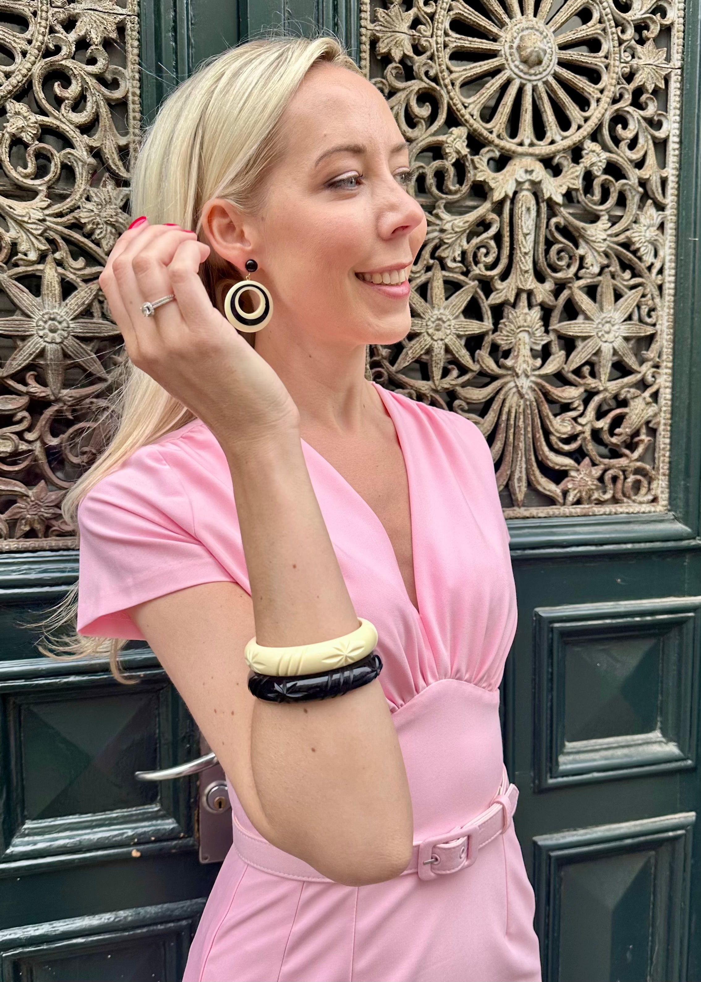 Two tone hoop øreringe i sort/ creme hvid Accessories Rock It Rosie 